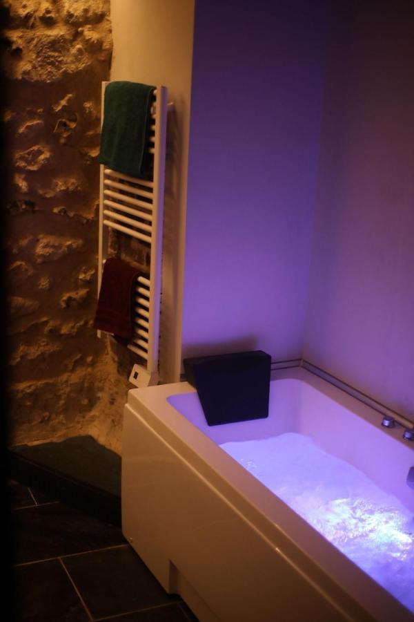 La Montrieuse, Chambre individuelle avec sauna et baignoire spa Naveil Extérieur photo