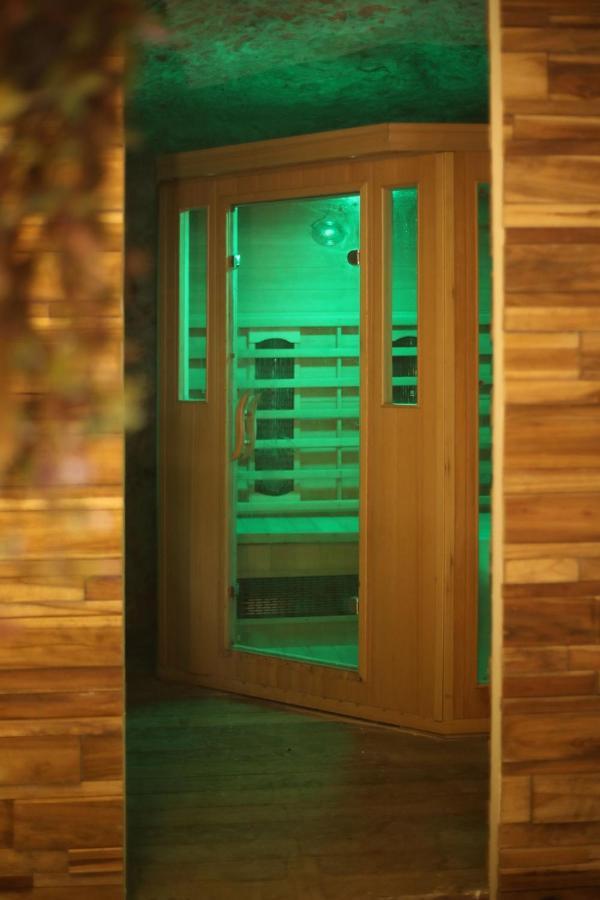 La Montrieuse, Chambre individuelle avec sauna et baignoire spa Naveil Extérieur photo
